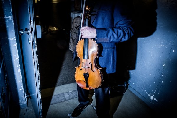 Violist Brussels Philharmonic wacht om het podium op te gaan