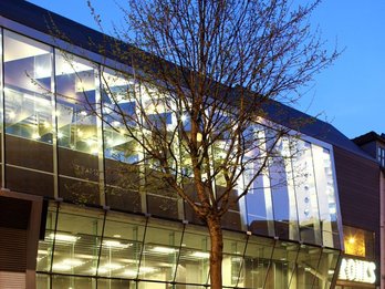 Bronks, de glazen gevel