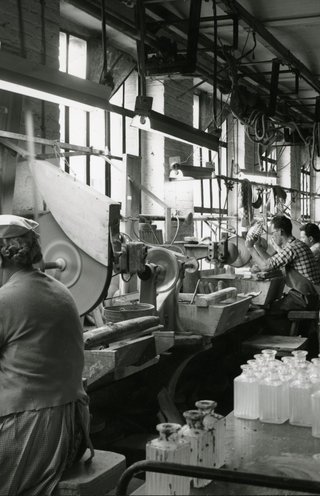 Arbeiders in de fabriek van Val Saint Lambert © Musée du Verre Charleroi