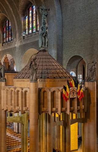 Zicht op het ciborium in de Basiliek van Koekelberg