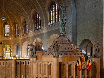 Zicht op het ciborium in de Basiliek van Koekelberg