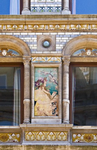 Detail gevel La Maison de Blanc, ontwerp door Pivat Livemont © A. de Ville de Goyet urban.brussels