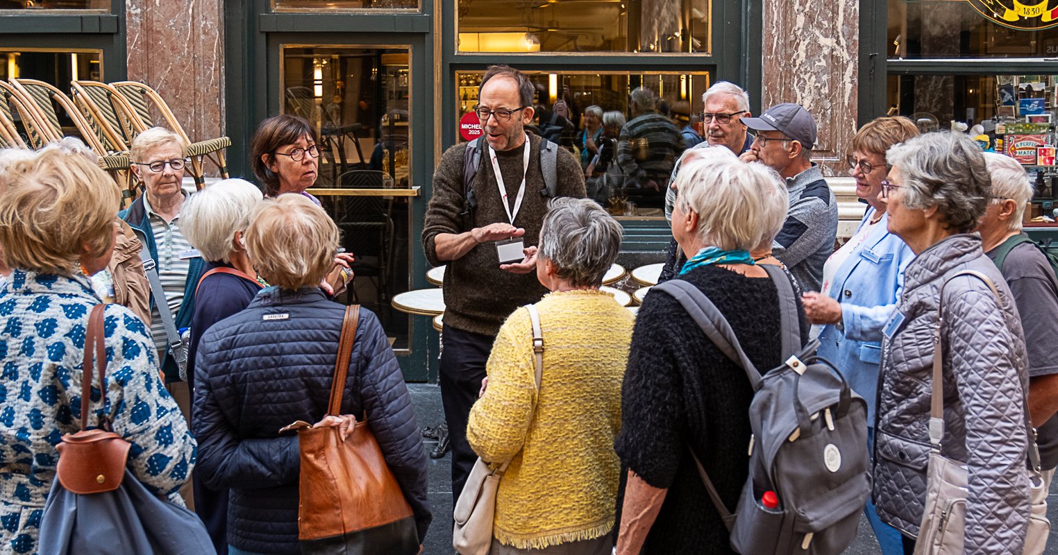 Gids Olaf op stap met een groep © Paul Teerlinck