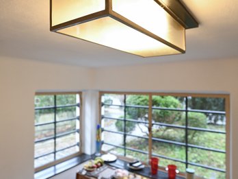 Interieur met plafondlamp Maison Grégoire-Lagasse