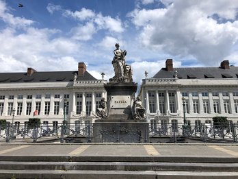 Martelaarsplein met Pro Patria-monument door Guillaume Geefs © Regie der Gebouwen