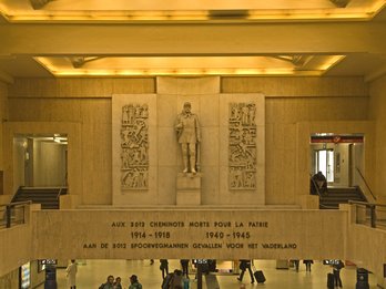 Monument voor de spoorwegmannen in de lokettenzaal van Brussel-Centraal