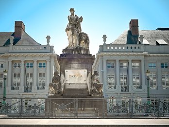 Beeldengroep Pro Patria Martelaarsplein Guillaume Geefs © Korei Guided Tours