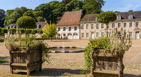 Zicht op binnenplein van het Rood Klooster