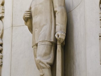 Standbeeld van de spoorwegarbeider in Brusesel-Centraal