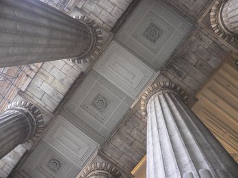 Zuilengalerij voor het Paleis van Justitie