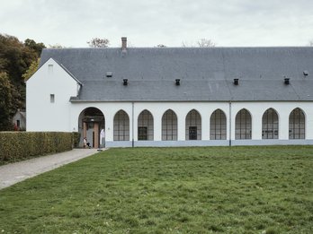 Zicht op de priorij van het Rood Klooster