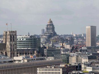 Panorama richting het paleis van justitie en de kathedraal