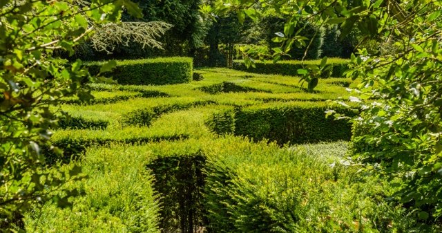 Labyrinthe (1968) de René Perchère dans le jardin du musée Van Buuren © Visit Brussels - Jean-Paul Remy