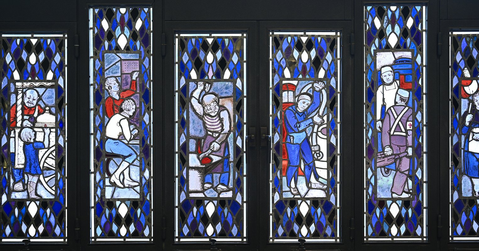 Vitraux représentant différents métiers © Korei Guided Tours