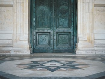 Bronzen deur Justitiepaleis © Korei Guided Tours