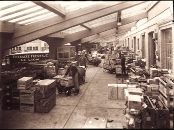 Delhaize laadkade voor vrachtwagens in de Osseghemstraat 1934