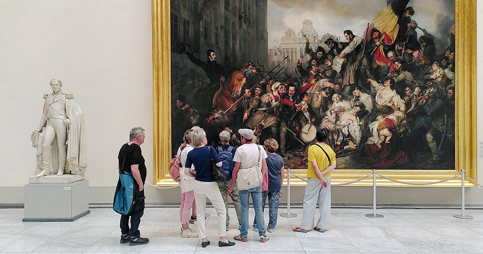 Standbeeld van Leopold I door Guillaume Geefs naast 'Tafereel van de Septemberdagen 1830 op de Grote Markt te Brussel' van Gustaf Wappers in de Koninklijke Musea voor Schone Kunsten België