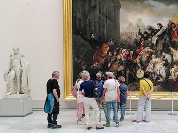 Standbeeld van Leopold I door Guillaume Geefs naast 'Tafereel van de Septemberdagen 1830 op de Grote Markt te Brussel' van Gustaf Wappers in de Koninklijke Musea voor Schone Kunsten België