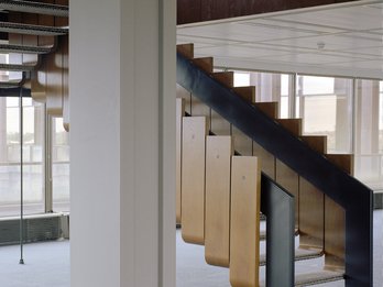 Trap in het interieur van MIX, voormalig hoofdkantoor van La Royale Belge