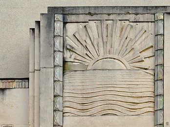 Detail van een zon in de gevel van Hôtel Pieper aan de Rooseveltlaan